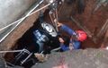 Hidung Petugas Tersiksa, Diminta Evakuasi Honda Supra Fit dari Septic Tank