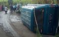 Isuzu Panther Berakhir Terguling di Kebun Tebu, Belok Penuhi Jalan Sampai Serempet Honda Revo