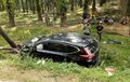 Honda CR-V Keluar Jalur Hingga Seruduk Tiang Listrik, Sopir Diduga Mengantuk, Begini Kronologisnya!