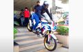 Ada-ada Saja Kelakuan Pria Ini, Tunggangi Honda CRF1000L Africa Twin Menuruni Tangga, Begini Akibatnya!