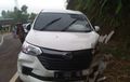 Daihatsu Xenia Diadang Balok Kayu, Coba Terobos Hajar Tebing, Dua Orang Diringkus