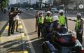 Honda Goldwing Dikerubungi Polisi, Nekat Melintas di Flyover Casablanca, Otomotis Ditilang