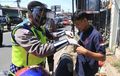 Kocaknya Indonesia, Polisi Bagi-bagi Masker Disangka Mau Razia, Puluhan Pengguna Jalan Ketakutan dan Putar Balik
