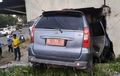Toyota Avanza Pelat Merah Jebol Tembok, Tembus Hingga Nyangkut di Bengkel