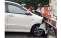 Toyota Avanza Ambyar, Kap Mesin Terlipat, Nyelip di Bumper Truk Tangki