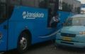 Bus Transjakarta Lawan Angkutan Kota, Wajah Kanan Bonyok, Penumpang Dievakuasi