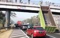 Waduh! Bak Truk Nyangkut di Jembatan Penyeberangan, Rangkanya Udah Ngeloyor Duluan, Penyebabnya Human Error