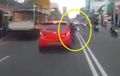 Video Pemotor Asal Nyeberang Tabrak Toyota Agya, Langsung Tersungkur di Tengah Jalan