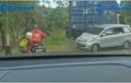 Ngeri! Video, Truk Tronton Gagal Nanjak Tubrukin 4 Mobil, Pemotor Dibikin Melongo Doang