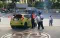 Honda Jazz Asal Belok, Dikira Pintu Keluar, Gak Taunya Nyangkut Tangga Gedung