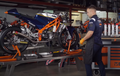 Simak Nih Cara Mekanik Ganti Oli Motor Balap KTM, Ternyata Ribetnya Minta Ampun