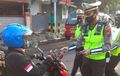 Polres Gresik Bagi-bagi Ratusan Masker dan Sosialisasikan Pencegahan Penyebaran Covid-19, Ini Kata Polisi