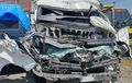 Toyota Hiace Tak Berbentuk, Depan Terburai Hajar Truk Tronton, Dua Orang Tewas