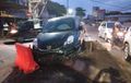 Honda Brio Merangsek ke Pulau Jalan, Terjang Batu Hingga Pecah, Airbag Ngembang