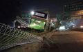 Bus Mayasari Bhakti Terobos Pembatas Tol JORR, Pengemudi Dibuat Panik Motor Nyalip