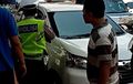 Toyota Avanza Diserbu Kerumunan, Kaca Terpaksa Dipecah, Suami Istri Pingsan Nyaris Tewas
