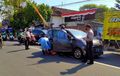 Daihatsu Sigra Tak Bergerak Meski Lampu Hijau, Pengemudi Tak Merespon, Endingnya Bikin Geli