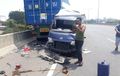 Daihatsu Gran Max Hancur Diterjang Truk Kontainer, Pengemudi Tewas, Loncat Dari Atas Tol JORR