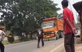 Deg-degannya Sopir Jika Ketemu Bocil Adang Truk Demi Konten, Telat Ngerem Taruhannya Nyawa