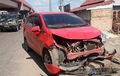 Daihatsu Sigra Sumber Dentuman Keras, Depan Ambrol, Trotoar Dihantam Keras