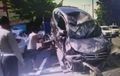 Honda CR-V Sambar Toyota Calya, Terbang Menghujam Trotoar Posisi Terbalik, Remuk Parah