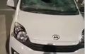 Daihatsu Ayla Kaca Berlubang, Dihujani Batu Dan Helm, Diduga Ulah Brutal Geng Motor