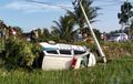 Wuling Confero Ambulans Belepotan Lumpur, Bodi Ringsek, Tabrak Tiang Terjungkal ke Sawah