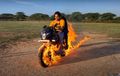 Terinspirasi Aksi Nicolas Cage di Film Ghost Rider, Youtuber Ini Nekat Bakar Motornya dan Dipakai Riding