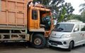 Daihatsu Luxio Dicium Dump Truk, Pengemudi Tak Sadar Loncati Pembatas, Seketika Penyok