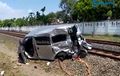 Daihatsu Gran Max Ekor Amburadul, Ditampar Kereta Api, 3 Penumpang Luka
