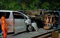 Toyota Alphard Hantam Truk Terguling di Tol Pulo Gebang, Satu Orang Terpental Diterjang Xenia