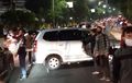Toyota Avanza Pindah Posisi, Melintang Tutup Jalan, Hajar Separator Busway