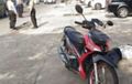 Bikin Merinding Orang Lewat, Pria Tewas Tersungkur dari Motornya, Petugas Evakuasi Pakai APD Lengkap