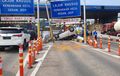Tabrak Tiang Batas Ketinggian Tol, Honda Jazz Terlentang Halangi Gerbang Tol Cibubur 1