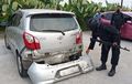 Toyota Agya Mendadak Belok, Laju Rombongan Brimob Tertutup, Berakhir Tubrukan