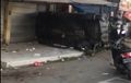 Honda CR-V Rebahan di Ruko, Ngebut Dan Oleng, Saksi Sebut Seperti Mabuk Berat