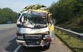 Truk Sayur Terkoyak di Tol Cipularang, Seruduk Avanza di Depan, Kabin Remuk