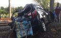 Daihatsu Ayla Terburai, Ditampar Kereta Api di Tanah Kusir, Empat Orang Cuma Luka Memar