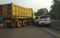 Toyota Fortuner Terpalang Dump Truk Kaget, Banting Setir Ulah Daihatsu Sigra di Tol Cipularang