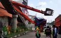 Ekskavator Terguling dari Truk Pengangkut, Timpa JPO Abdullah Syafei