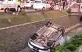 Gara-gara Motor Nyalip Serampangan, Sekeluarga di Dalam Mobil Masuk ke Selokan