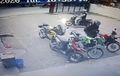 Kawasaki Ninja 150R Parkir di Minimarket, Pemilik Panik, Buru-buru Cek CCTV
