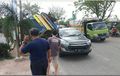 Kijang Innova Berhenti, Bodi Belakang Disambar Truk, Atap Meleyot Kena Tindih
