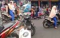 Honda BeAT Dibawa Emak-emak Lawan Arus, Ditegur Orang, Langsung Marah-marah