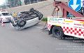 Toyota Avanza Jungkir Balik di Tol JORR, Roda dan Sokbreker Kiri Patah, Satu Terluka