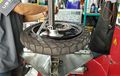 Disarankan Balancing Pelek Motor Sehabis Ganti Ban Baru, Ini Alasannya