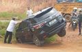 Toyota Fortuner Anggota DPRD Nyungsep di Parit, Efek Gagal Belok, Warga Turun Tangan