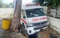 Toyota Hiace Ambulans Nyangkut Antara Pohon dan Tembok, Angkut Pasien Covid-19