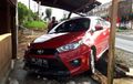Toyota Yaris Nyelonong Sendiri, Sosor Gubuk, Ditinggal Pengemudi Beli Pulsa