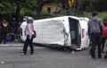 Isuzu Elf Pelat Merah Diisi 24 Penumpang, Nikung Jalur Licin, Kebablasan Terguling